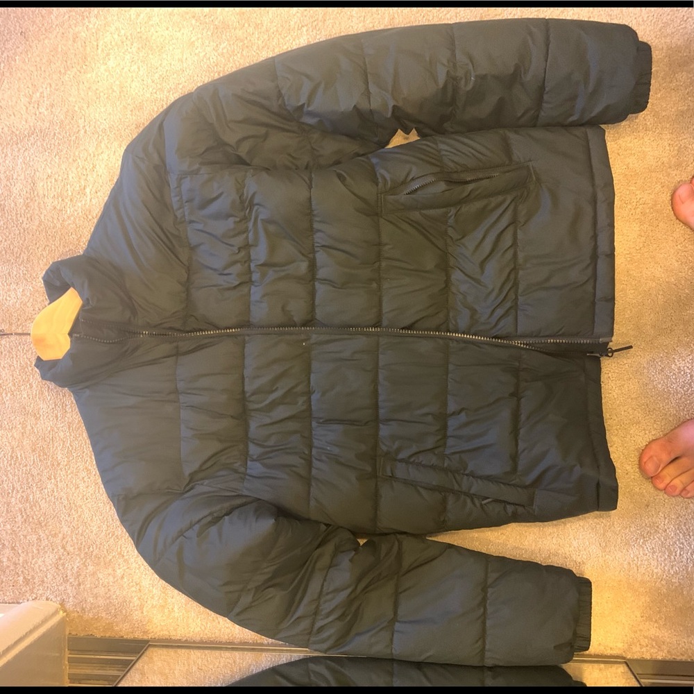 Everlane Men’s black Puffer Jacket size small